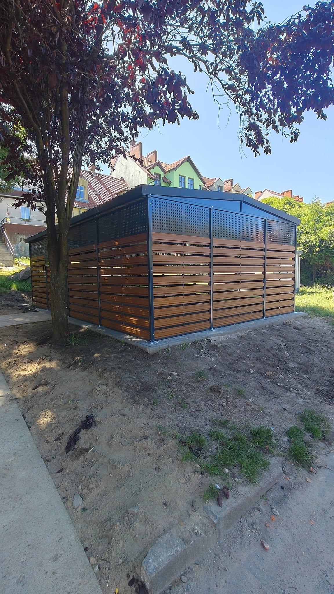 Nowa wiata śmietnikowa przy ul. Domańskiego/Szczęśliwej